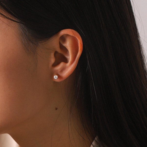 ✨The Luna Pearl Studs✨