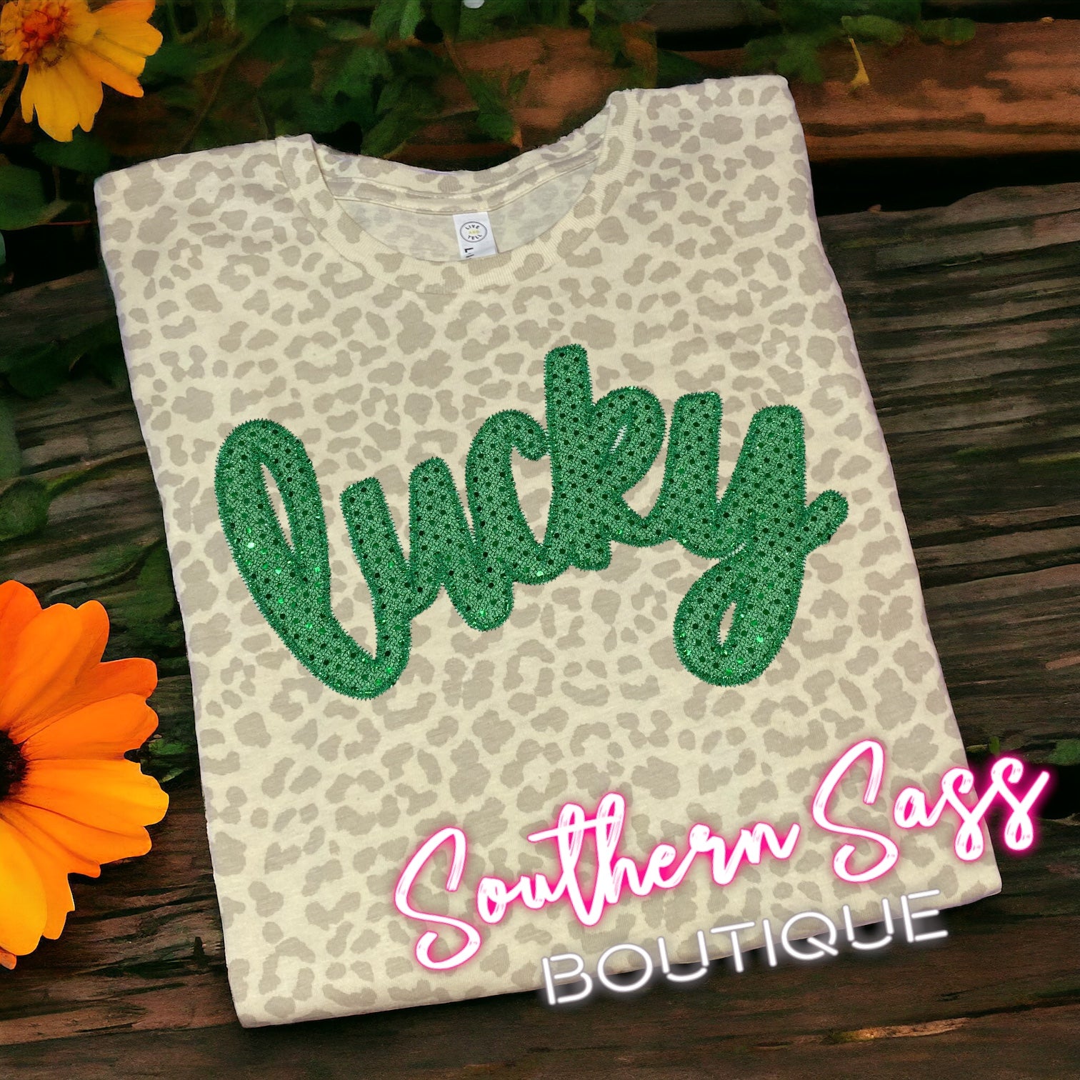 LUCKY CURSIVE GREEN GLITTER APPLIQUE LEOPARD TEE