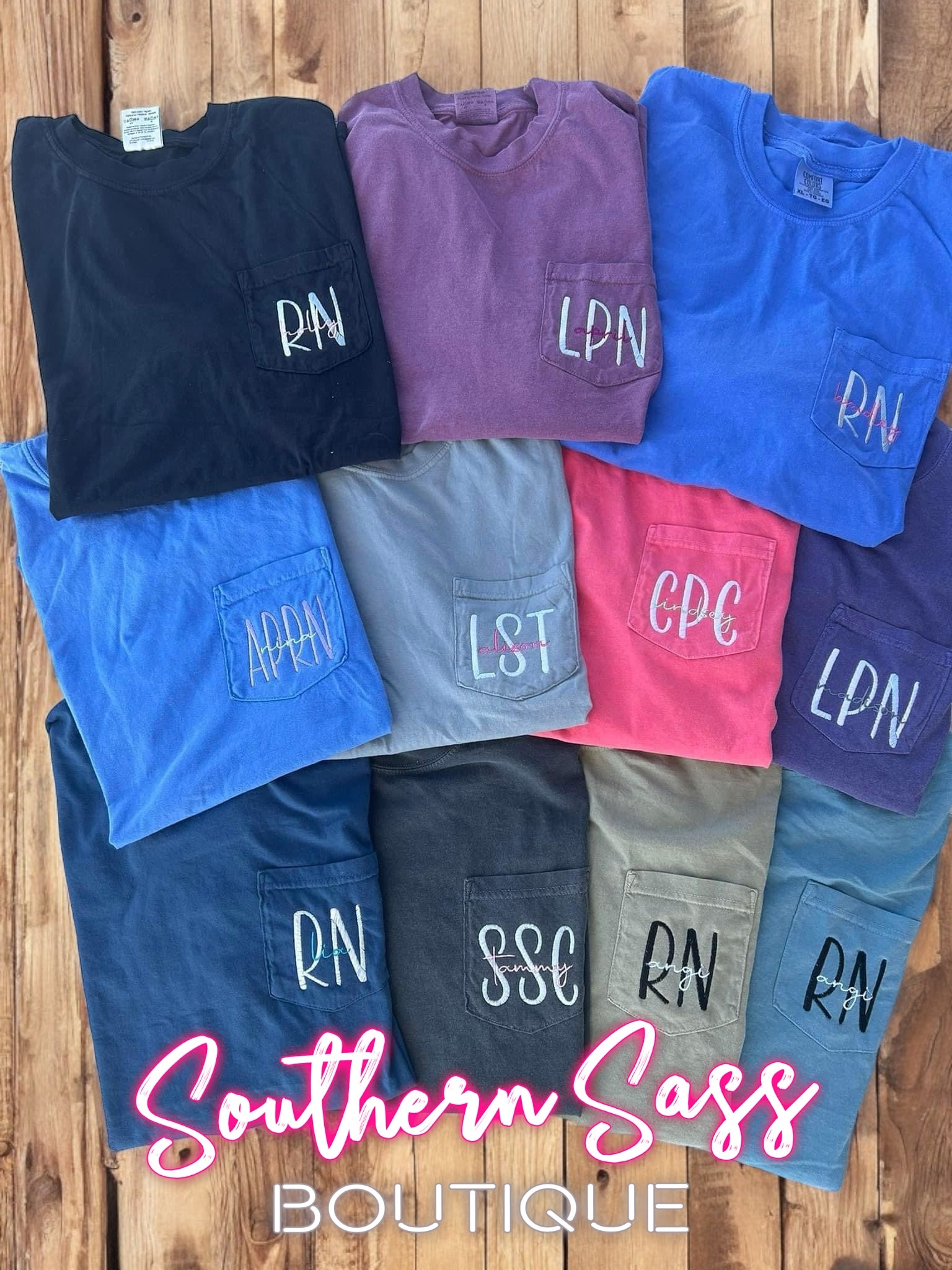 BEAUTY FONT DUO CUSTOM INITIAL AND NAME POCKET TEE