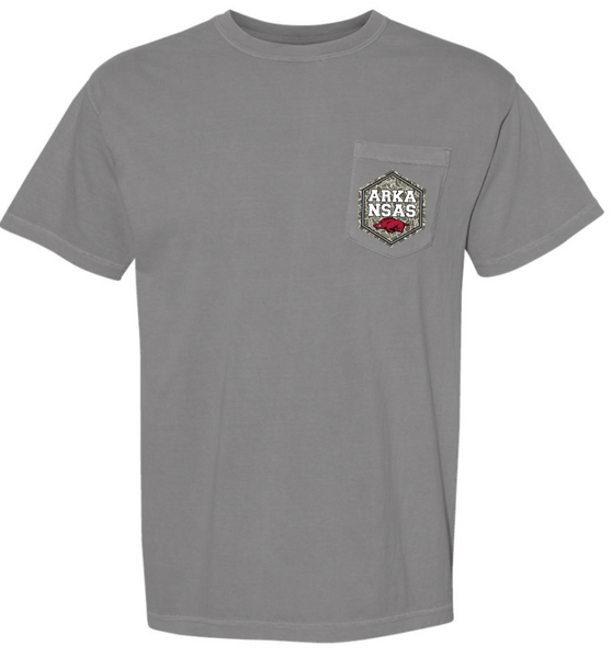 ARKANSAS CAMO HEXAGON COMFORT COLOR POCKET TEE