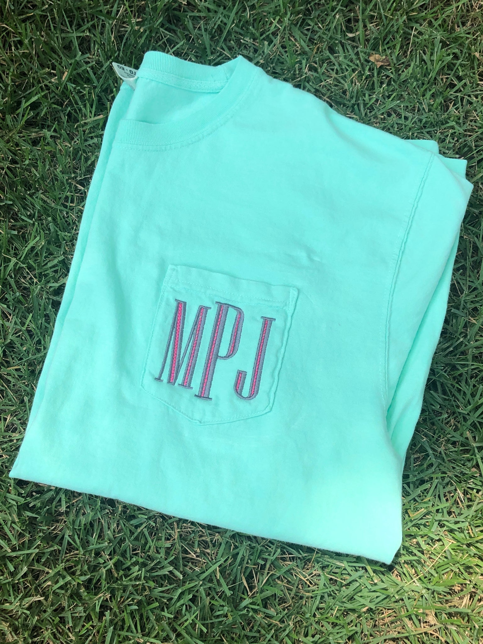 MYSTERY COLOR FILLED "WHIT" FONT POCKET TEES